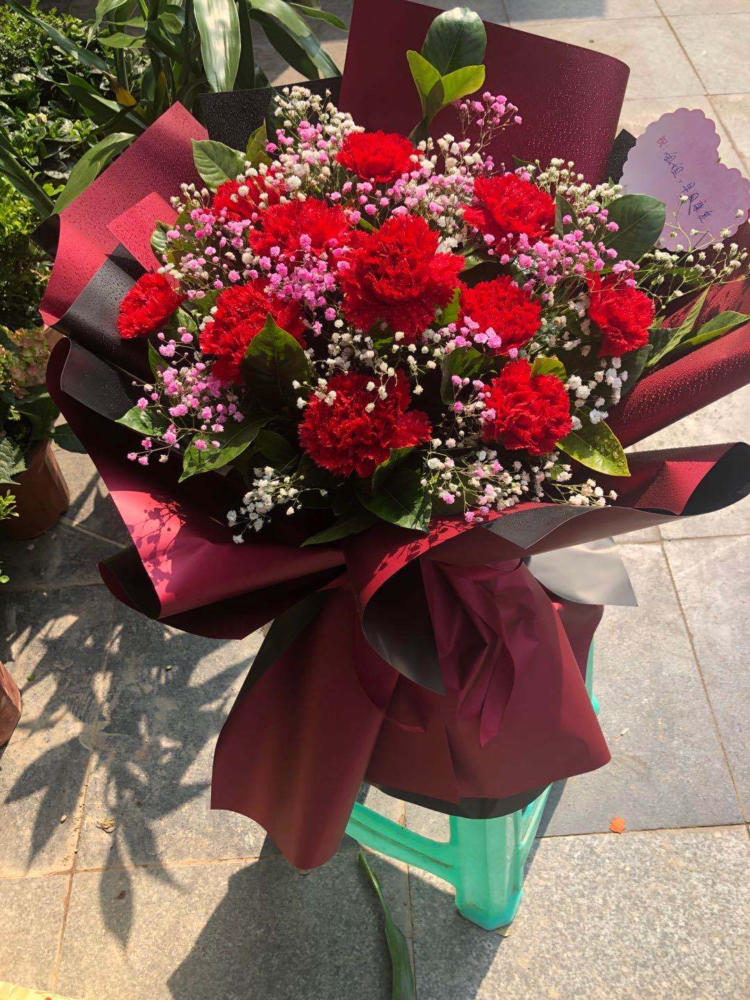 11朵红色康乃馨花束 .